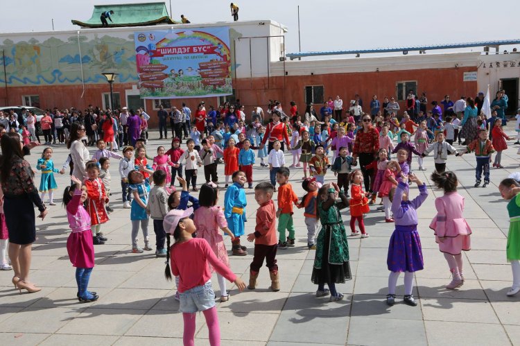 Авьяаслаг 1380 хүүхэд Чингисийн үеийн эвлэлдэн нэгдэж нэгэн цул болж байсан түүхийг бүжгийн урлагаар орчин цагт амилууллаа.