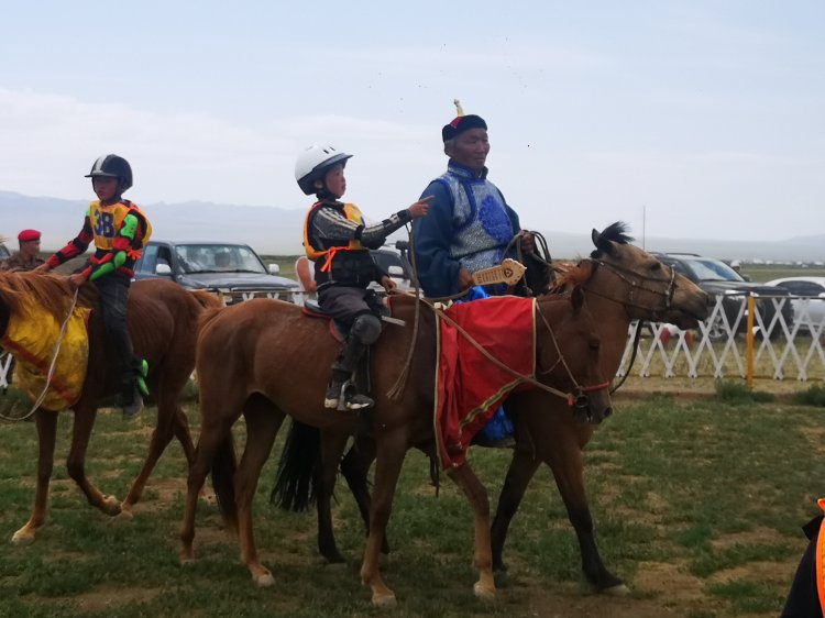 "ГОВЬ ШАНХ-6" Эрлийз дунд насны морьдын уралдаанд Булган аймгийн Хутаг-Ѳндѳр сумын уяач Ж.Бат-Эрдэнийн бор морь түрүүллээ