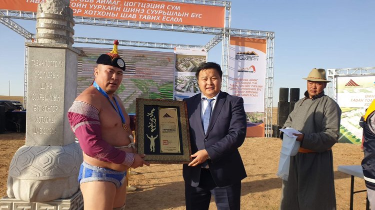 Шинэ суурьшлын бүс, Хонгор хотхоны шав тавих ёслолд зориулсан Бѳхийн барилдаанд Монгол Улсын Начин Ц. Одбаяр түрүүлэв