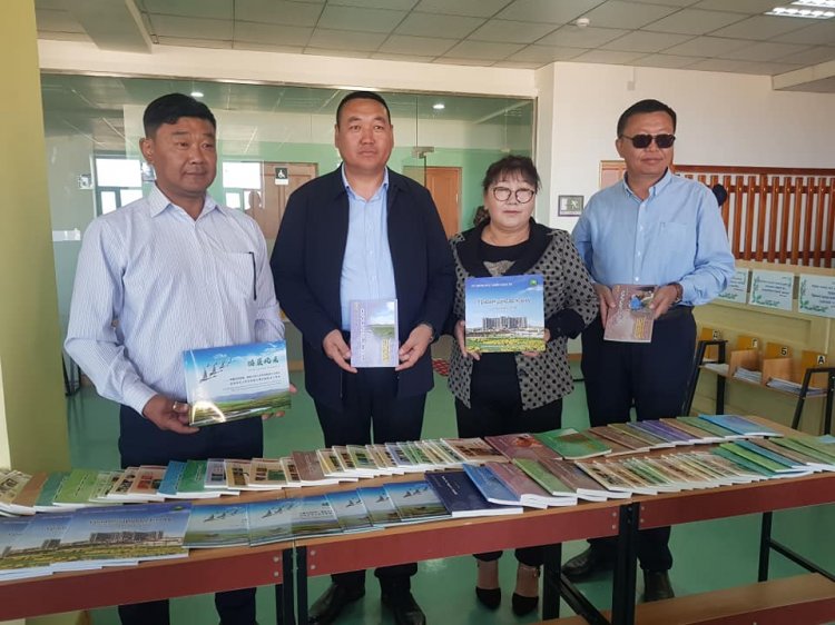 Ханбогд сумын номын санд түүхэн монгол соёлын номнуудыг бэлэг болгон өглөө