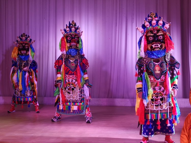 МУГЖ Д.Бэхбатын үр хүүхдүүд Цамын бүжгийн хувцас, хэрэглэлийг бүтээлгэн ХЖТ-т бэлэглэв
