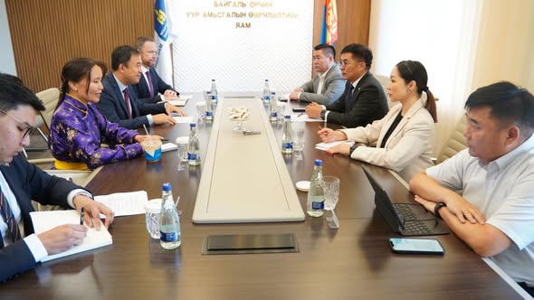 АВСТРАЛИЙН ХОЛБООНЫ УЛСААС МОНГОЛ УЛСАД СУУГАА ОНЦ БӨГӨӨД БҮРЭН ЭРХТ ЭЛЧИН САЙД НОЁН ЛЕО ЗЭН ТЭРГҮҮТЭЙ ТӨЛӨӨЛӨГЧДИЙГ ХҮЛЭЭН АВЧ УУЛЗЛАА