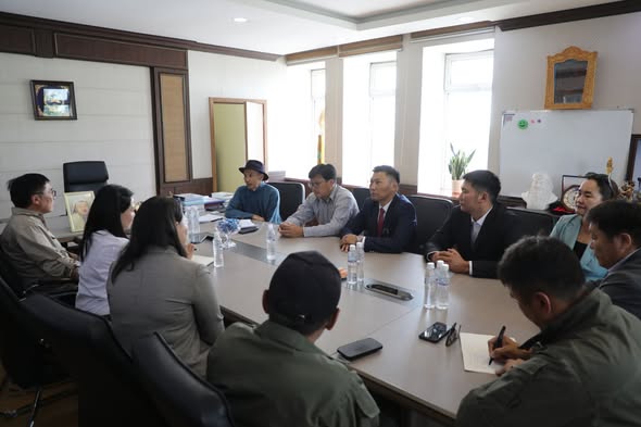 Б.БАТБААТАР САЙД БАЯНХОНГОР АЙМГИЙН ЗАСАГ ДАРГА Д.МӨНХСАЙХАНТАЙ УУЛЗАЖ, САЛБАРЫН ТУЛГАМДСАН АСУУДЛААР САНАЛ СОЛИЛЦЛОО