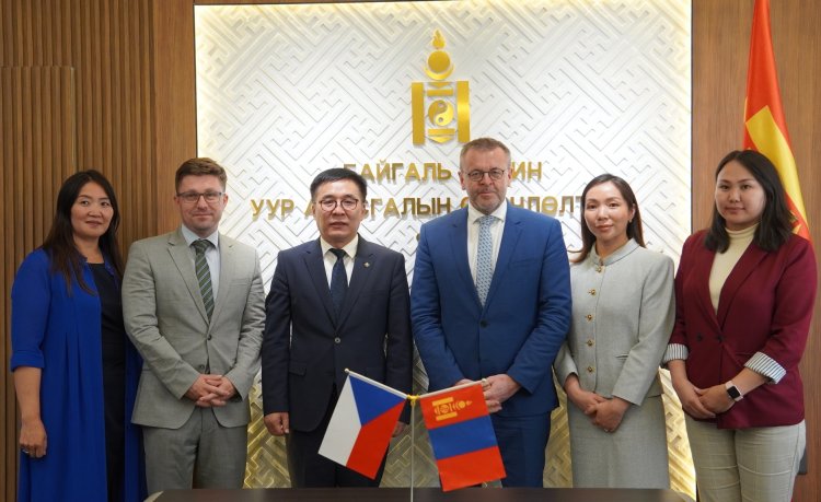 БОУАӨ-ИЙН САЙД Б.БАТБААТАР БҮГД НАЙРАМДАХ ЧЕХ УЛСААС МОНГОЛ УЛСАД СУУГАА ОНЦ БӨГӨӨД БҮРЭН ЭРХТ ЭЛЧИН САЙД ЯН ВЫТОПИЛИЙГ ХҮЛЭЭН АВЧ УУЛЗЛАА