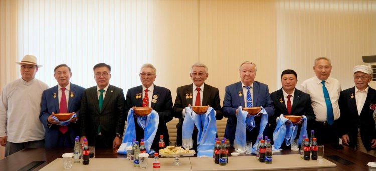 ТӨРИЙН ШАГНАЛТ ЭРДЭМТДЭД ХҮНДЭТГЭЛ ҮЗҮҮЛЛЭЭ