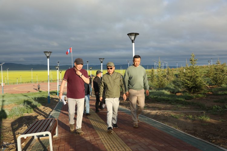 “ШИНЭ ХАРХОРУМ” ХОТ БАЙГУУЛАХ БЭЛТГЭЛ АЖЛЫН ХҮРЭЭНД 700 МЯНГАН МОД ТАРЬЖ ГАДАРГЫН УСАН ХАНГАМЖИЙГ НЭМЭГДҮҮЛЭХЭЭР АЖИЛЛАЖ БАЙНА