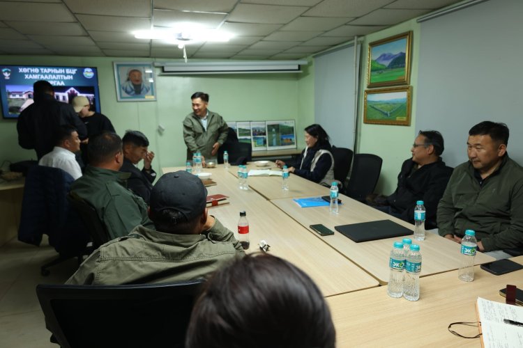 ӨВӨРХАНГАЙ АЙМГИЙН БАЙГАЛЬ ОРЧНЫ ГАЗАР “ХӨВ ЦӨӨРӨМ” БАЙГУУЛАХ АЖИЛД САНААЧЛАГАТАЙ АЖИЛЛАЖ БАЙГААГ БОУАӨ-ИЙН САЙД Б.БАТБААТАР ӨНДРӨӨР ҮНЭЛЛЭЭ